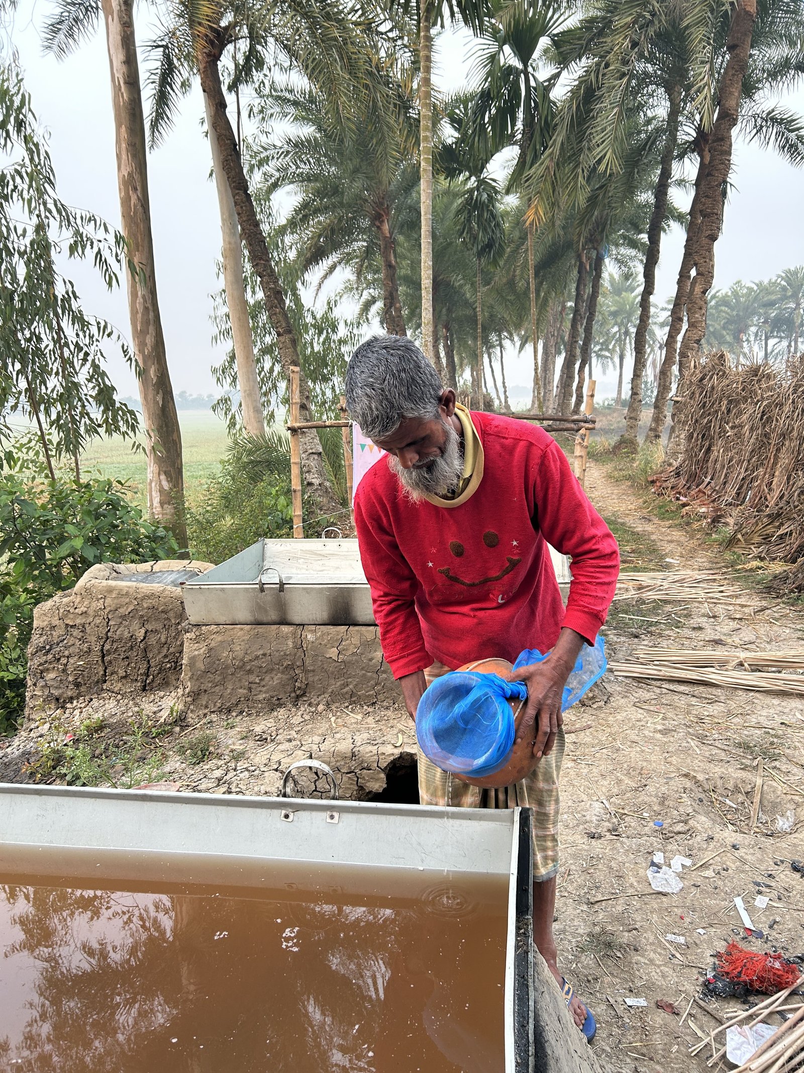 খেজুরের রস সংগ্রহের পরিবেশ